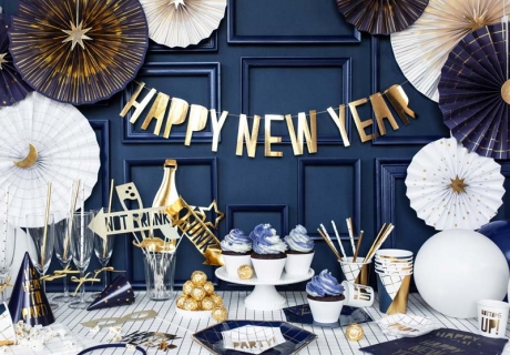 Stylishe Silvesterdeko in Navy Blue, Gold und Weiß für eine Party mit Freunden
