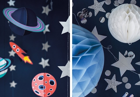 Weltraum-Motive und Wabenbälle dekorieren den Weltraum-Geburtstag perfekt