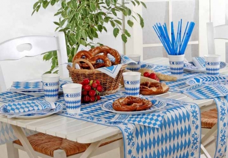 Mit Tischdeko in Blau und Weiß lässt sich das Oktoberfest zu Hause feiern (c) PAPSTAR GmbH