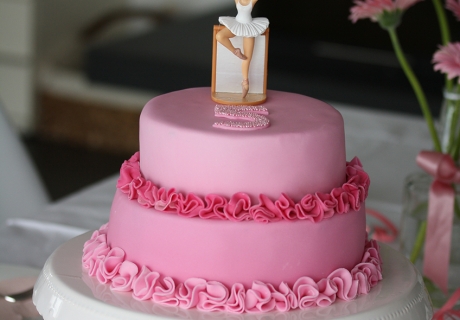 Die pinke Ballerinen-Geburtstagstorte mit Ballerina-Figur und Rüschchen-Look versüßt die Mottoparty. Foto: Fräulein Kuchenzauber