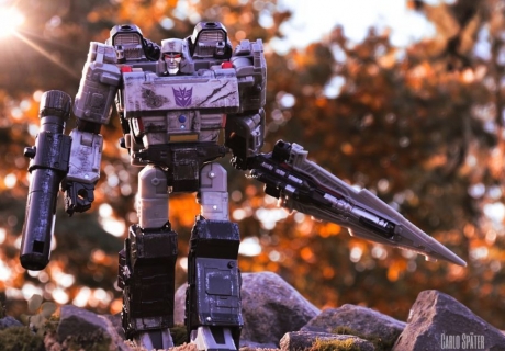 Transformers Actionfiguren lassen sich vom Roboter zum coolen Kampfgefährt umbauen - hier siehst du Megatron (c) Carlo Später Toyphotography