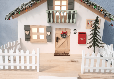 Wichteltür mit weihnachtlicher Hausfront und Terrasse von Geli (c) wichtel_fridolin